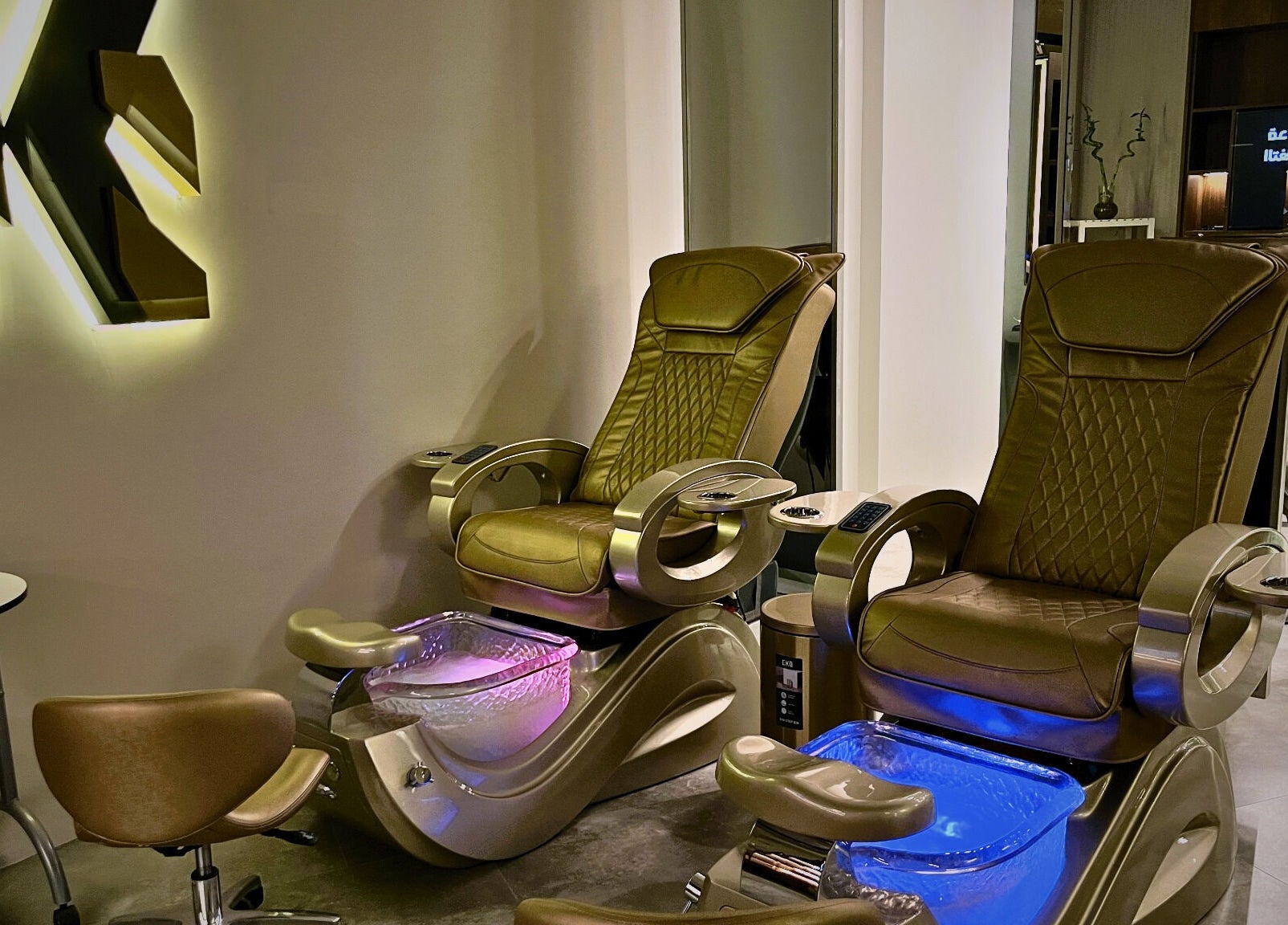 كراسي باديكير فاخرة في Kut By: كت باي بالرياض, منطقة الرياض, SA توفر تجربة استرخاء مميزة.