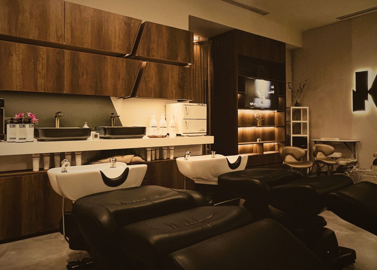 داخل صالون Kut By: كت باي، الرياض، منطقة الرياض، SA، يعرض مقاعد مريحة وخدمات تجميل.