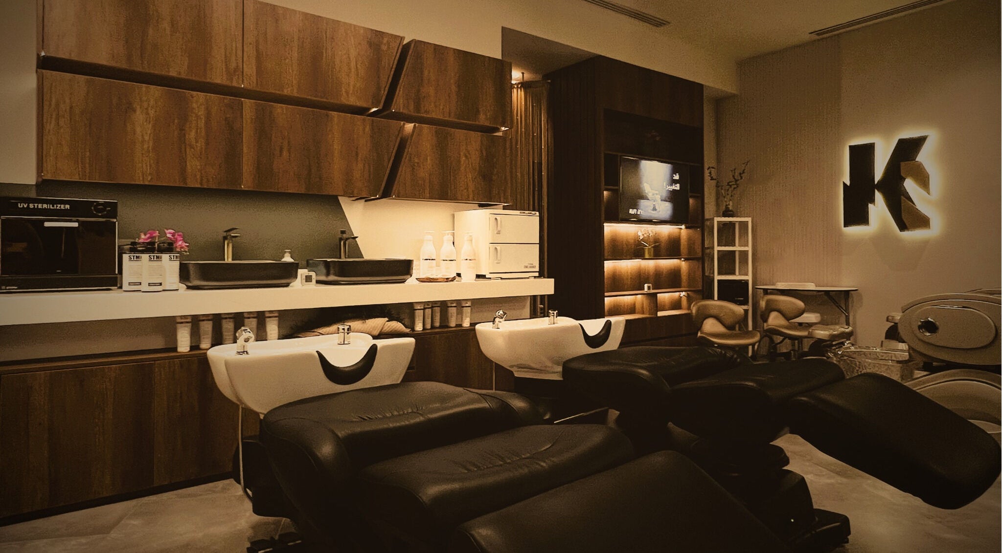 داخل صالون Kut By: كت باي، الرياض، منطقة الرياض، SA، يعرض مقاعد مريحة وخدمات تجميل.