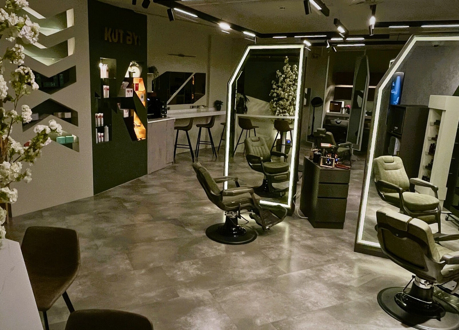 صالون Kut By: كت باي الأنيق في الرياض, منطقة الرياض, SA يعكس الفخامة والاسترخاء مع كراسي مريحة وتصميم متميز.