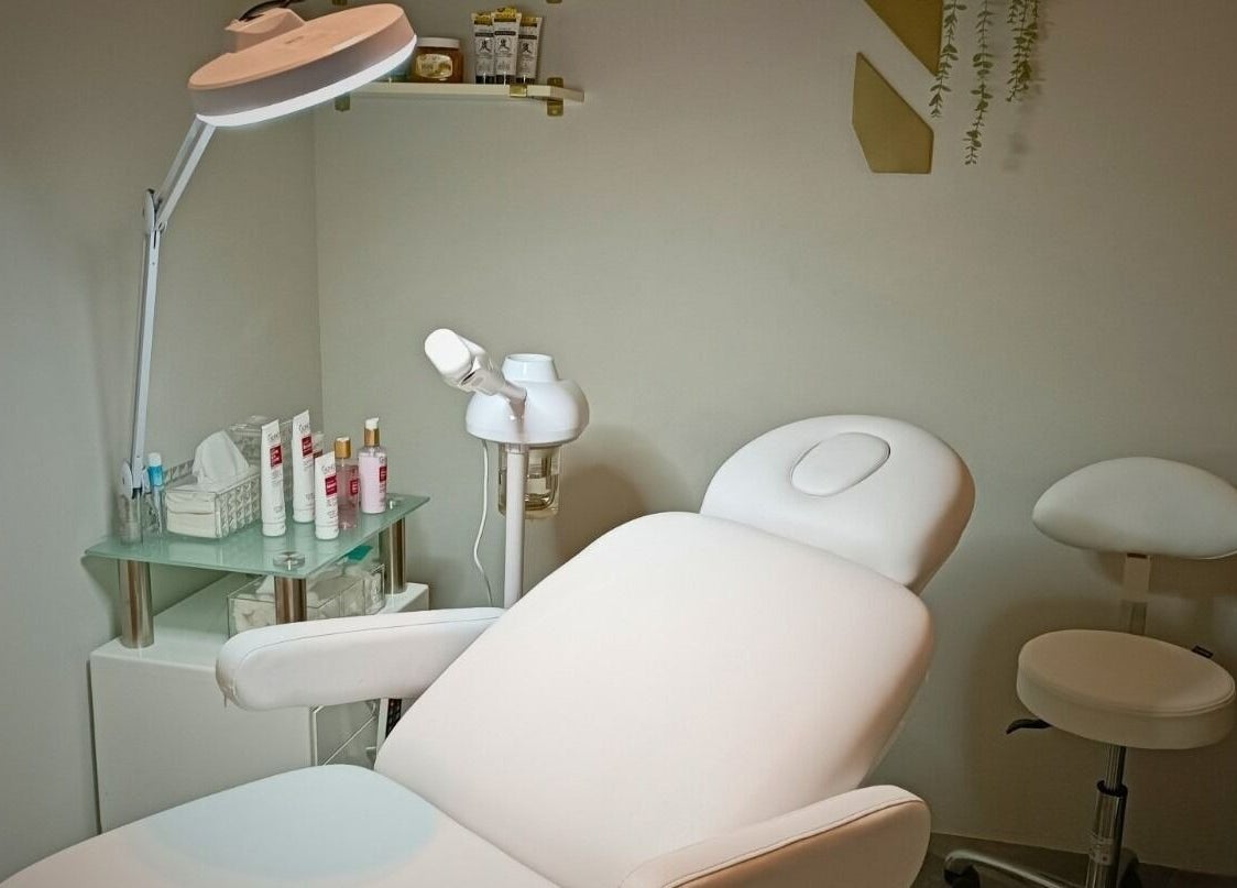 غرفة تجميل مريحة في Kut By: كت باي، الرياض, منطقة الرياض, SA مع معدات عناية بالبشرة.