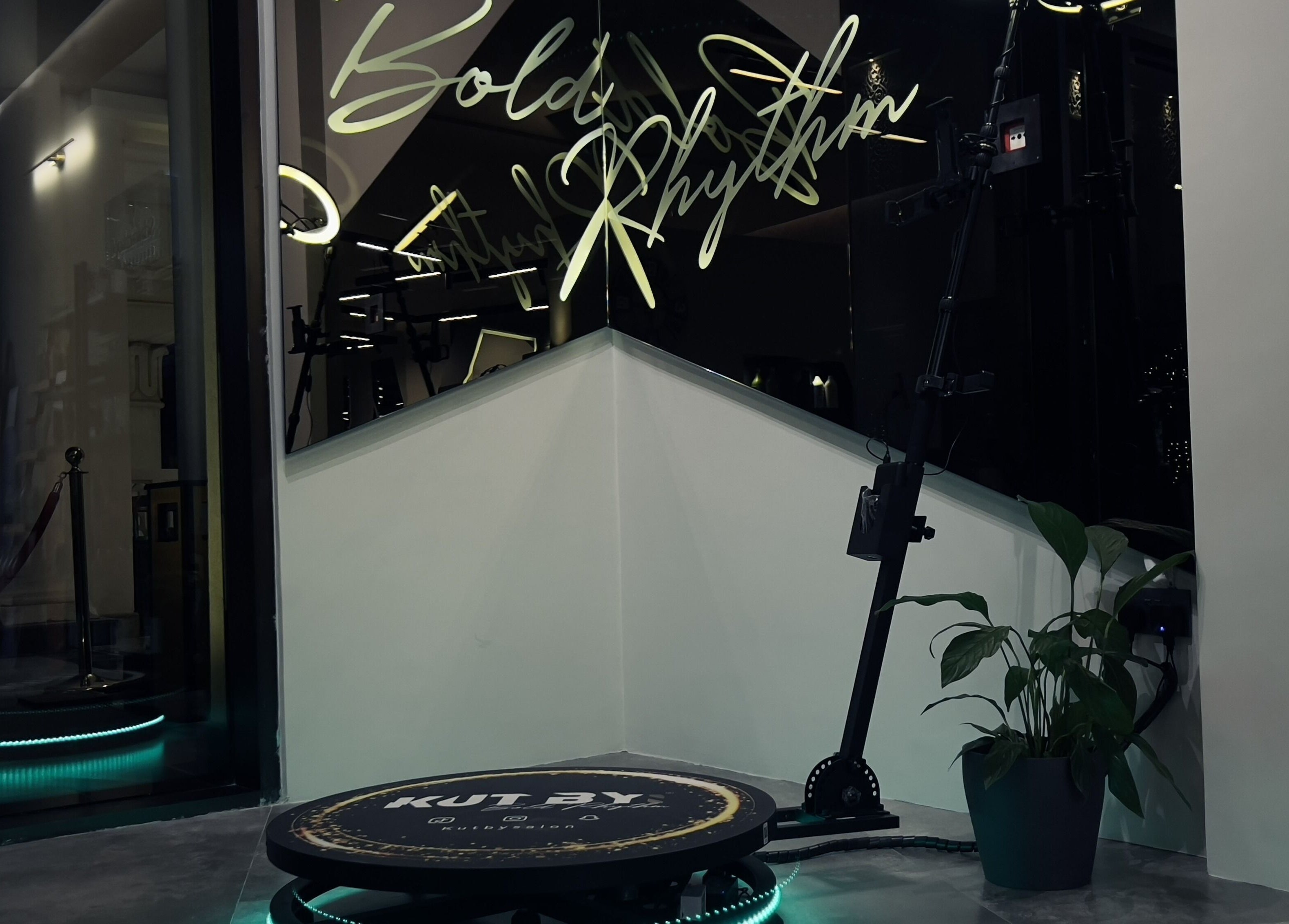 مدخل عصري في Kut By: كت باي بالرياض, منطقة الرياض, SA مع ديكور فني وإضاءة مميزة.