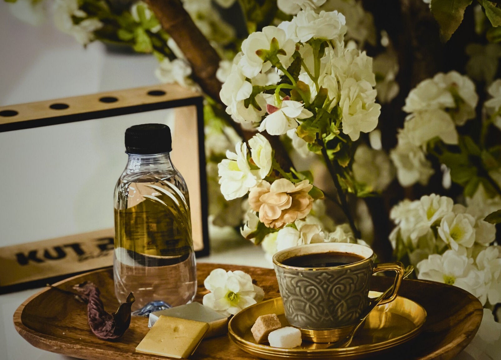 مشهد مريح في Kut By: كت باي بالرياض، منطقة الرياض، SA، يضم قهوة وأزهار جميلة.