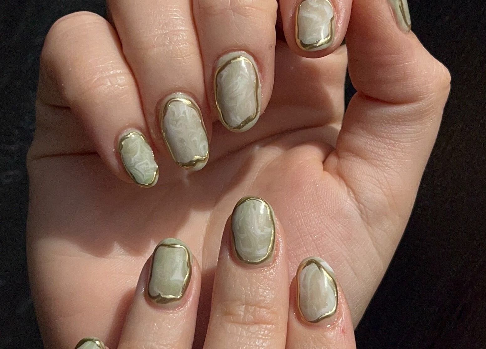 Elegant marbled nails design at Josie Leah’s Beauty, Montriond, Auvergne-rhône-alpes, FR.