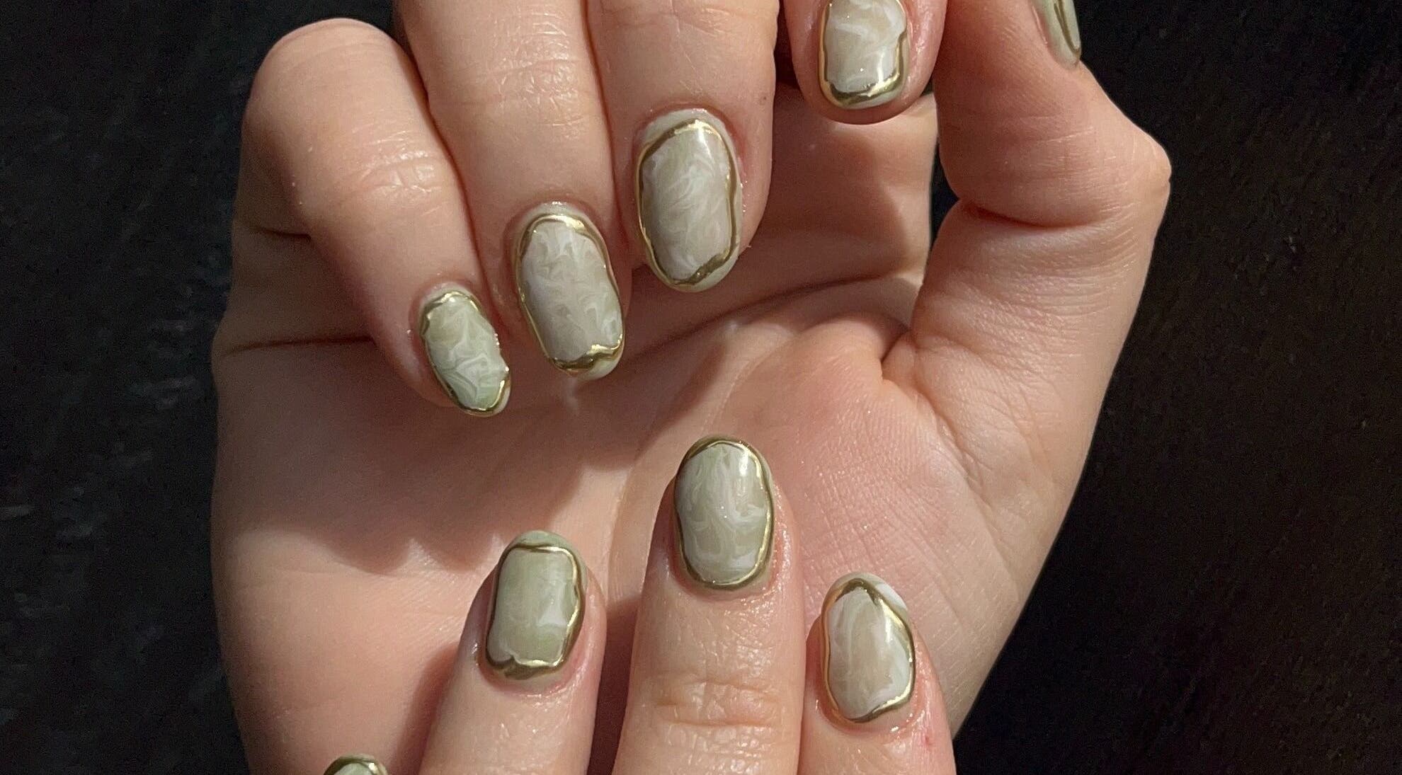 Elegant marbled nails design at Josie Leah’s Beauty, Montriond, Auvergne-rhône-alpes, FR.