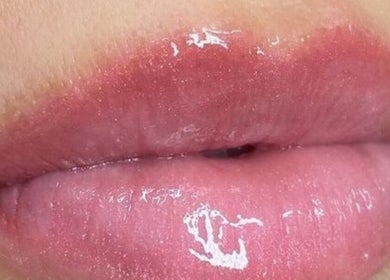 Brilho labial em RM Brazilian Care, Amsterdam, Noord-Holland, NL, destacando lábios radiantes.