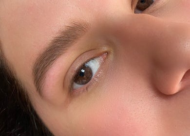 Sobrancelhas bem feitas no RM Brazilian Care, Amsterdam, Noord-Holland, NL. Cuidados especializados em beleza.