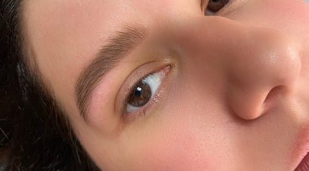 Sobrancelhas bem feitas no RM Brazilian Care, Amsterdam, Noord-Holland, NL. Cuidados especializados em beleza.