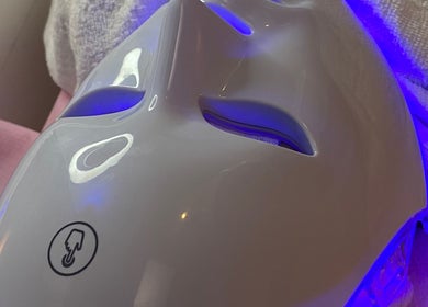 Máscara de fototerapia LED no RM Brazilian Care, Amsterdam, Noord-Holland, NL, garantindo tratamentos eficazes.