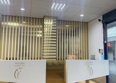 Recepção elegante no RM Brazilian Care, Amsterdam, Noord-Holland, NL com design moderno e iluminação sofisticada.