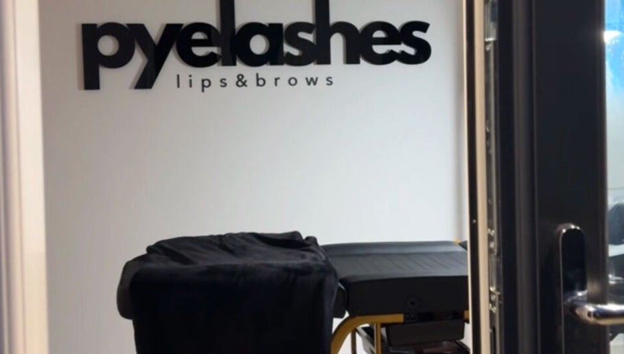 Image de Pyelashes Lips And Brows 1