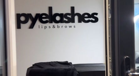 Image de Pyelashes Lips And Brows 2