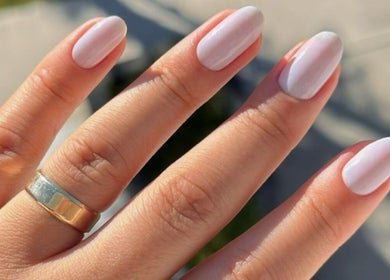 Unhas elegantes com esmalte claro no Estúdio Cleidy Costa, Lakemba, New South Wales, AU.