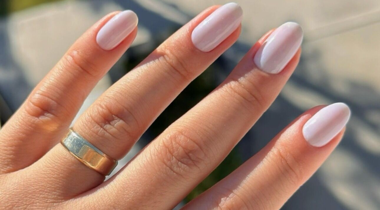 Unhas elegantes com esmalte claro no Estúdio Cleidy Costa, Lakemba, New South Wales, AU.