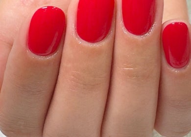 Unhas vermelhas vibrantes no Estúdio Cleidy Costa, Lakemba, New South Wales, AU.