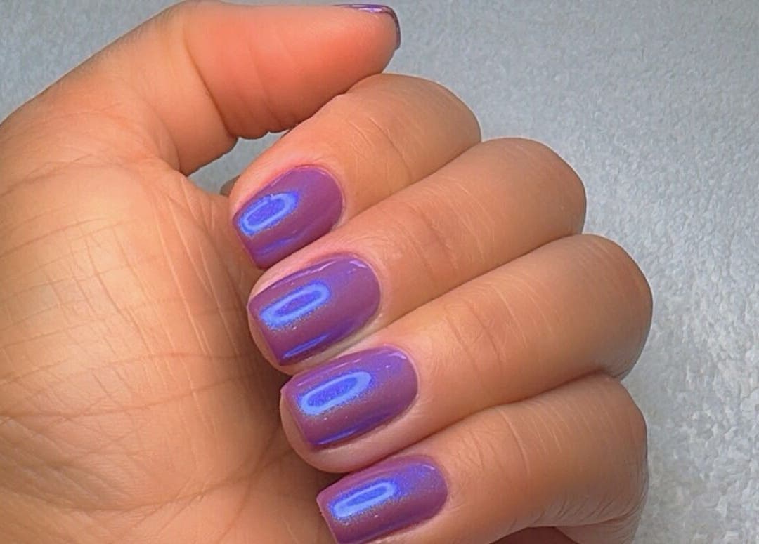 Unhas brilhantes em roxo no Estúdio Cleidy Costa em Lakemba, New South Wales, AU.