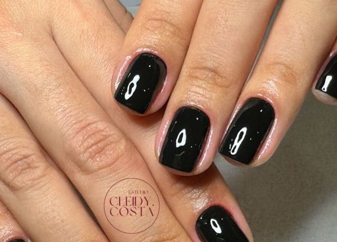 Unhas esmaltadas em preto brilhante no Estúdio Cleidy Costa, Lakemba, New South Wales, AU.