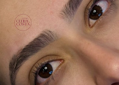 Olhos destacando sobrancelhas esculpidas no Estúdio Cleidy Costa, Lakemba, New South Wales, AU.