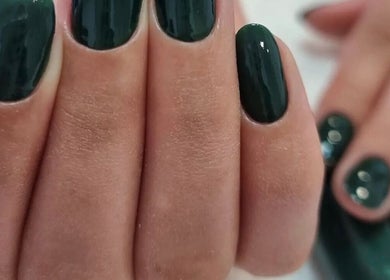 Unhas esmaltadas em tom verde no Estúdio Cleidy Costa, em Lakemba, New South Wales, AU.