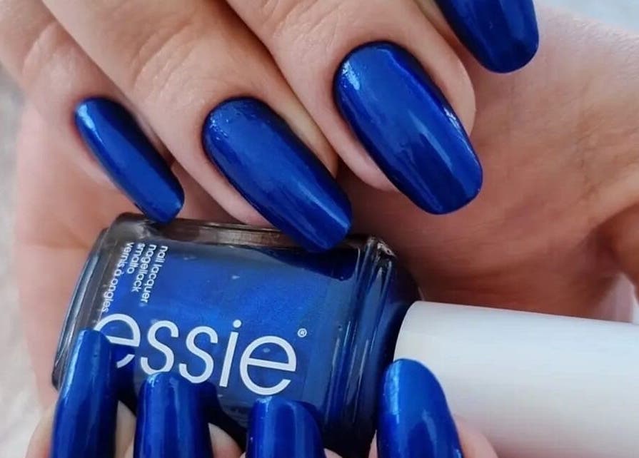 Unhas pintadas de azul em Estúdio Cleidy Costa, Lakemba, New South Wales, AU.