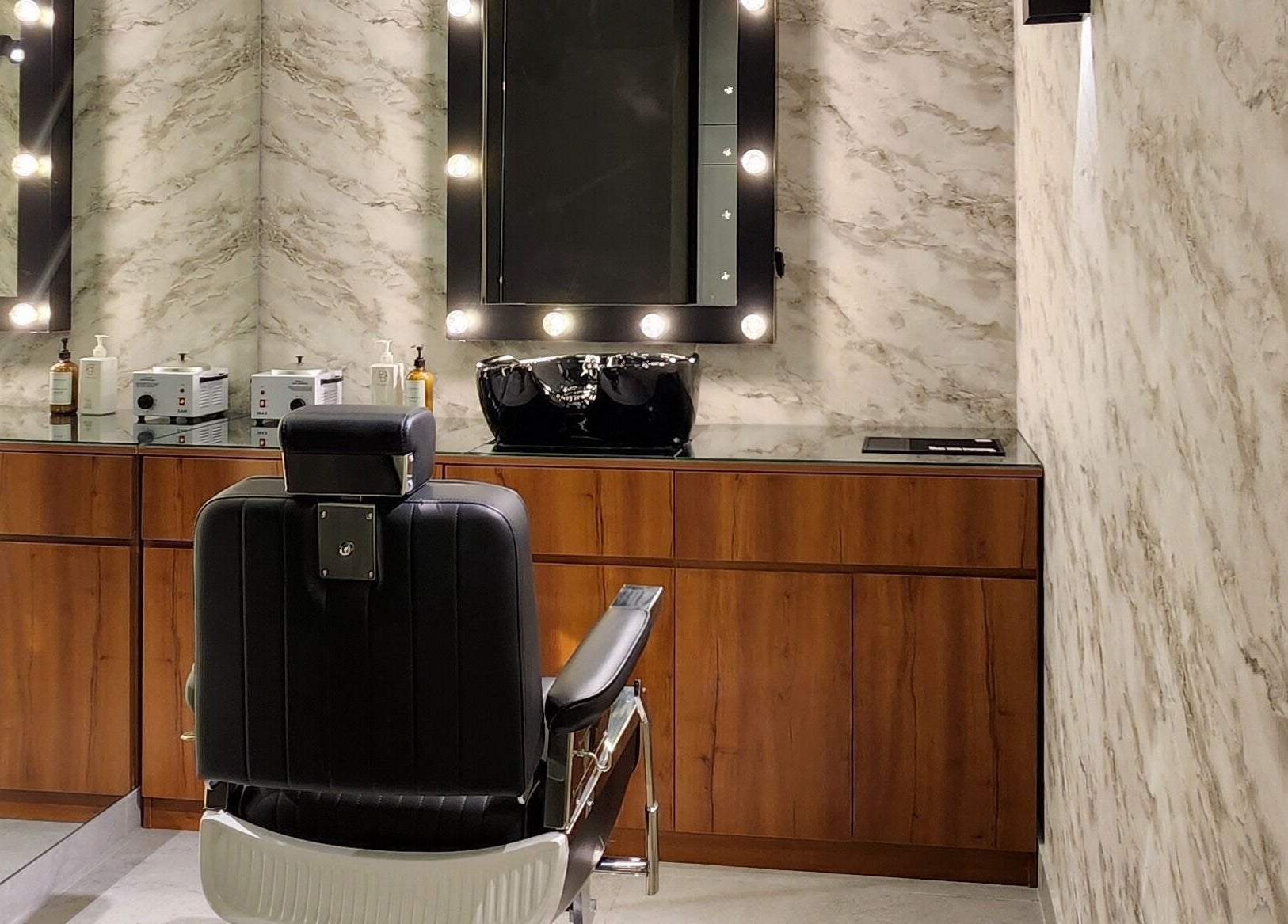 Sophisticated barber chair at Backyard Barbers, أبو ظبي, أبو ظبي, AE, featuring elegant wooden decor.