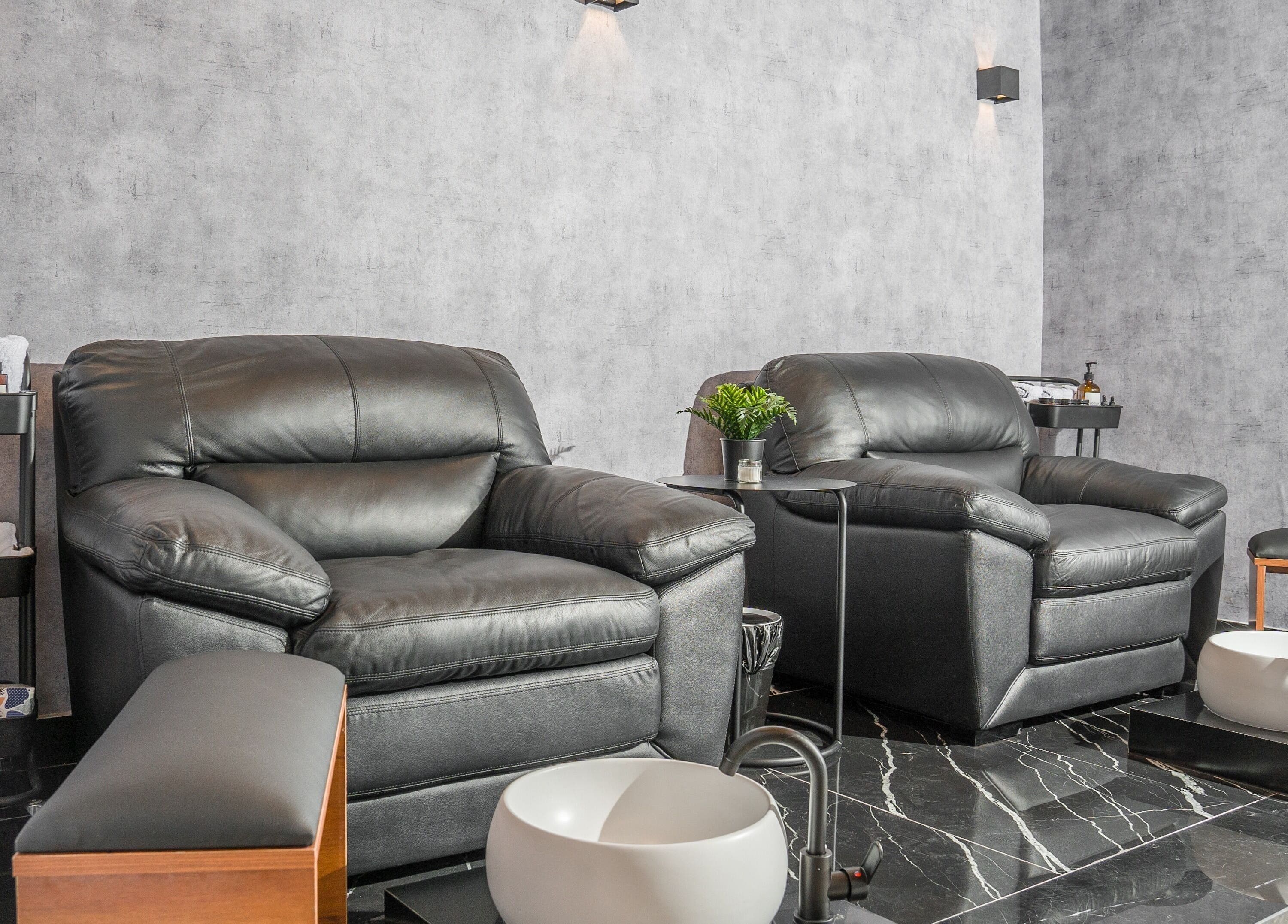 Luxurious black leather chairs at Backyard Barbers, أبو ظبي, أبو ظبي, AE offer a relaxing pampering experience.