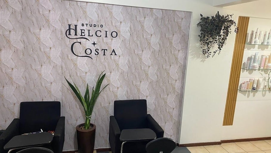 Interior elegante do Studio Helcio Costa em Distrito Federal, BR, com poltronas e decoração sofisticada.