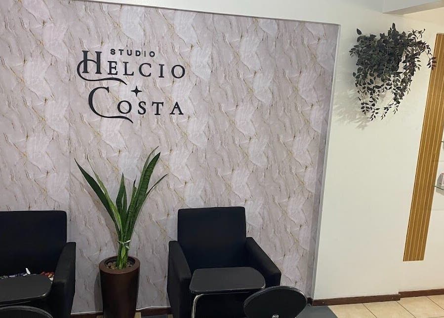 Interior elegante do Studio Helcio Costa em Distrito Federal, BR, com poltronas e decoração sofisticada.