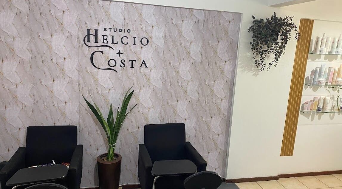 Interior elegante do Studio Helcio Costa em Distrito Federal, BR, com poltronas e decoração sofisticada.