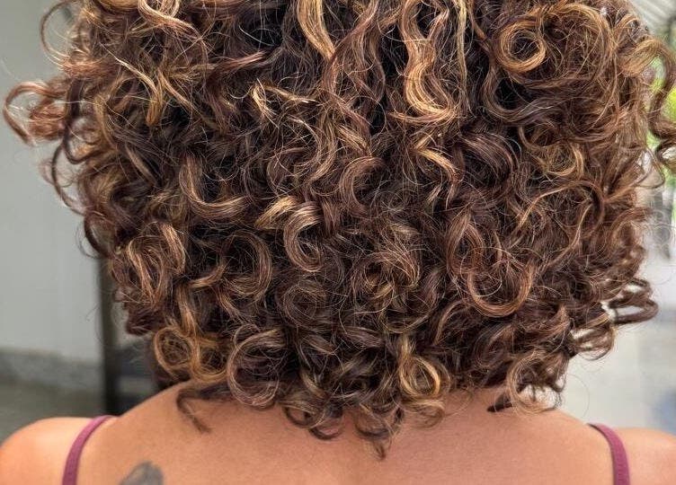 Cabelos cacheados destacados em Studio Helcio Costa, Distrito Federal, BR.