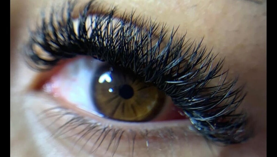Close-up de cílios alongados em Lashes by Lovers, Rio de Janeiro, BR.