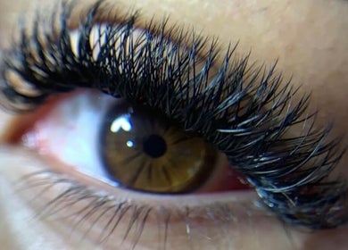Close-up de cílios alongados em Lashes by Lovers, Rio de Janeiro, BR.