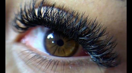 Close-up de cílios alongados em Lashes by Lovers, Rio de Janeiro, BR.