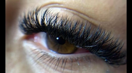 Close-up de cílios volumosos por Lashes by Lovers em Rio De Janeiro, Rio De Janeiro, BR.