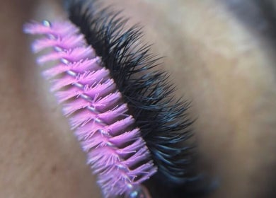 Escova rosa destacando cílios em Lashes by Lovers, Rio De Janeiro, Rio De Janeiro, BR.