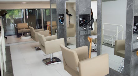 Interior elegante de Jennifer Araujo Signature, Caracas, Miranda, VE, mostrando asientos y espejos de lujo.