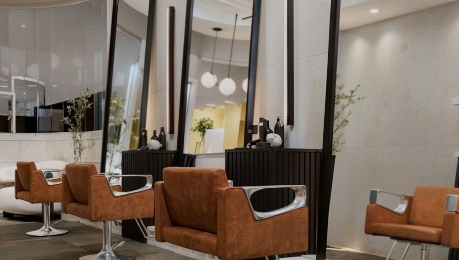 Interiores de lujo en SESH By Jennifer Araujo, Caracas, Distrito Capital, VE, con sillas modernas y espejos.
