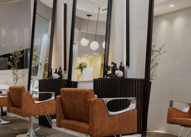 Interiores de lujo en SESH By Jennifer Araujo, Caracas, Distrito Capital, VE, con sillas modernas y espejos.