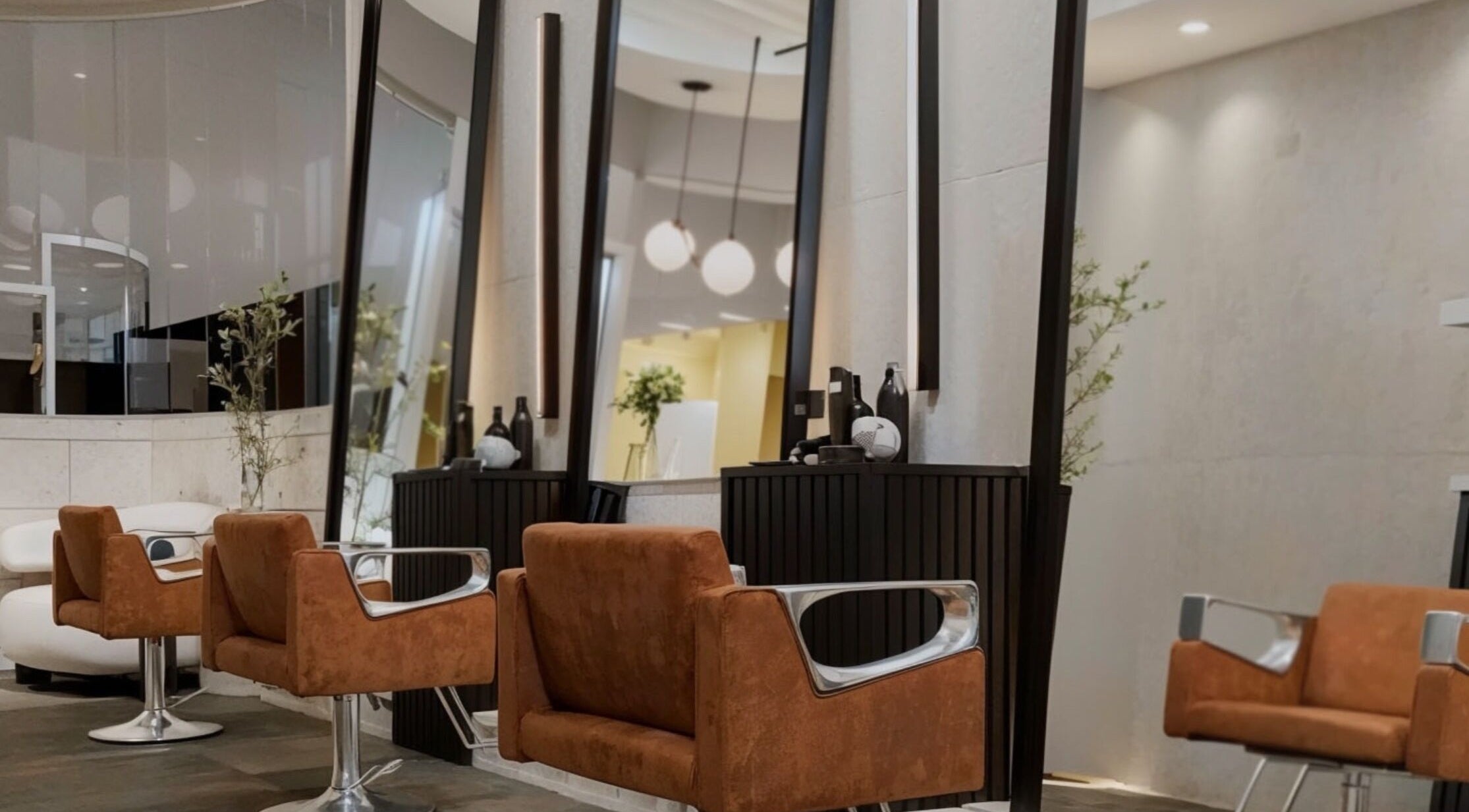 Interiores de lujo en SESH By Jennifer Araujo, Caracas, Distrito Capital, VE, con sillas modernas y espejos.