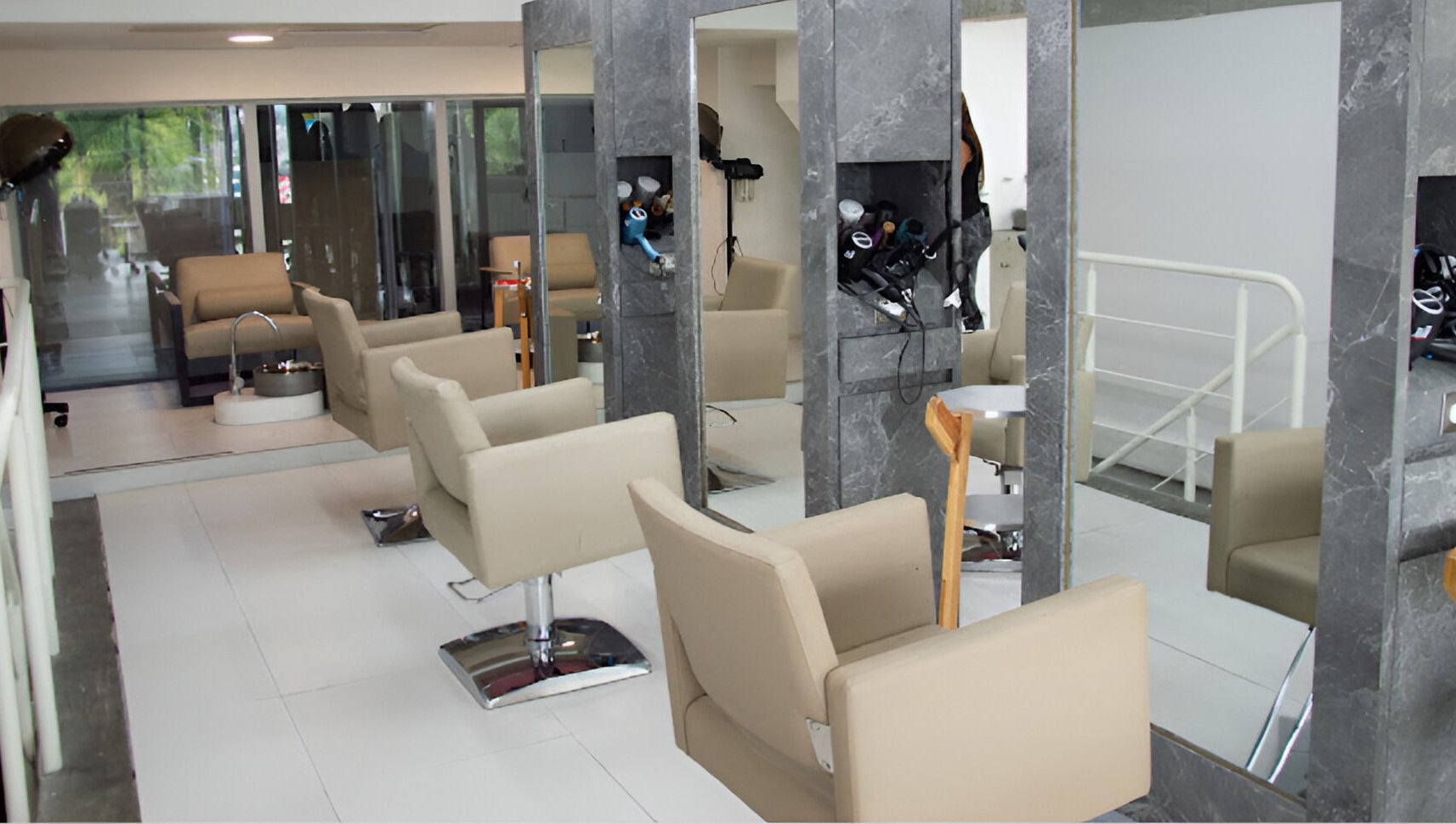 Salón moderno de Jennifer Araujo Signature en Caracas, Miranda, VE, con cómodas sillas y espejos.