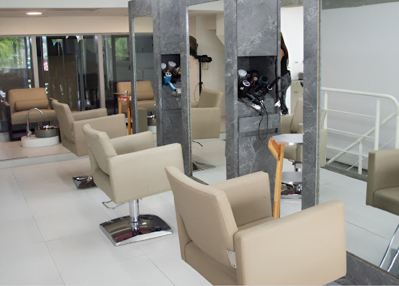 Salón moderno de Jennifer Araujo Signature en Caracas, Miranda, VE, con cómodas sillas y espejos.