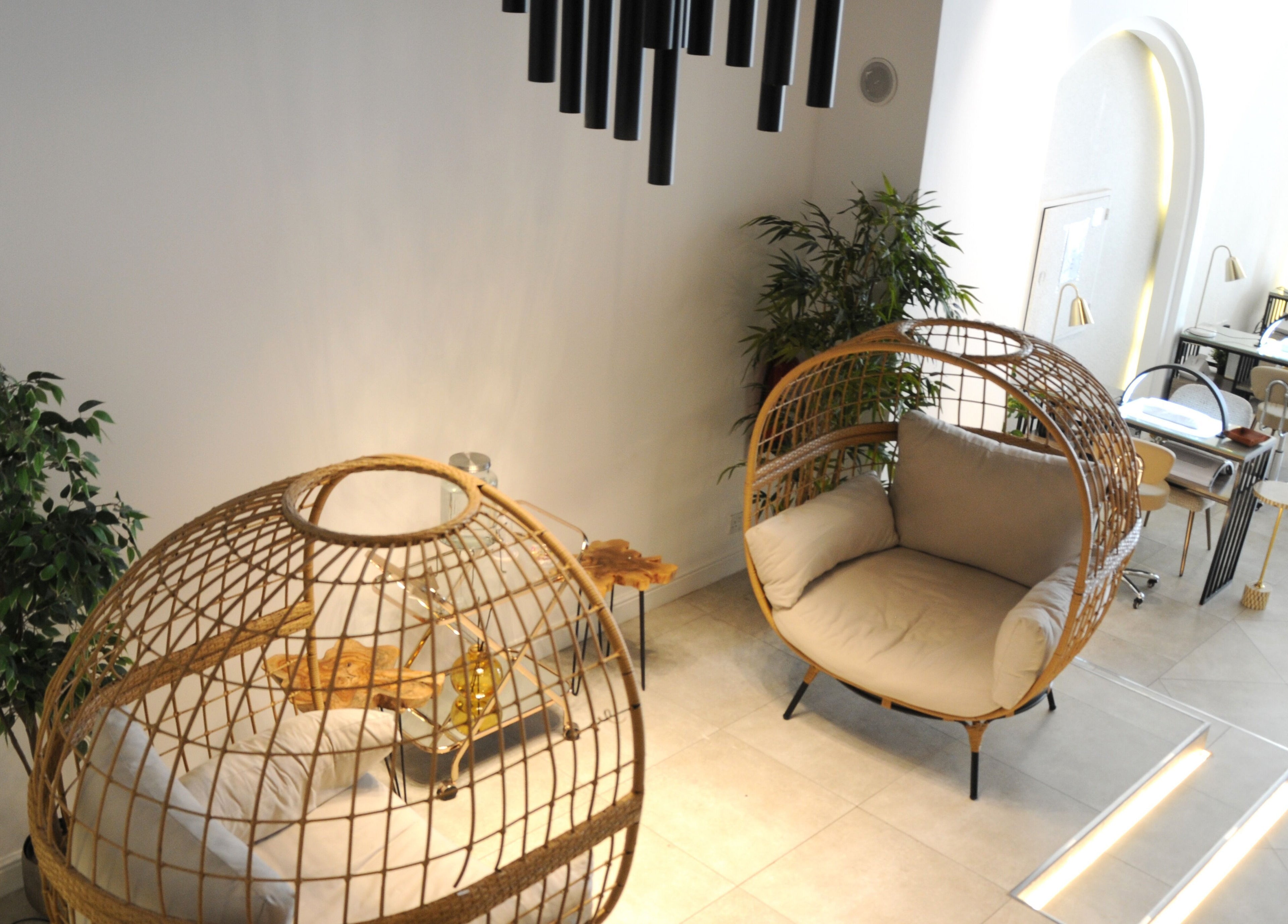 Relaxing lounge area at Daffodil SPA | دافوديل سبا in الرياض, منطقة الرياض, SA featuring cozy hanging chairs.