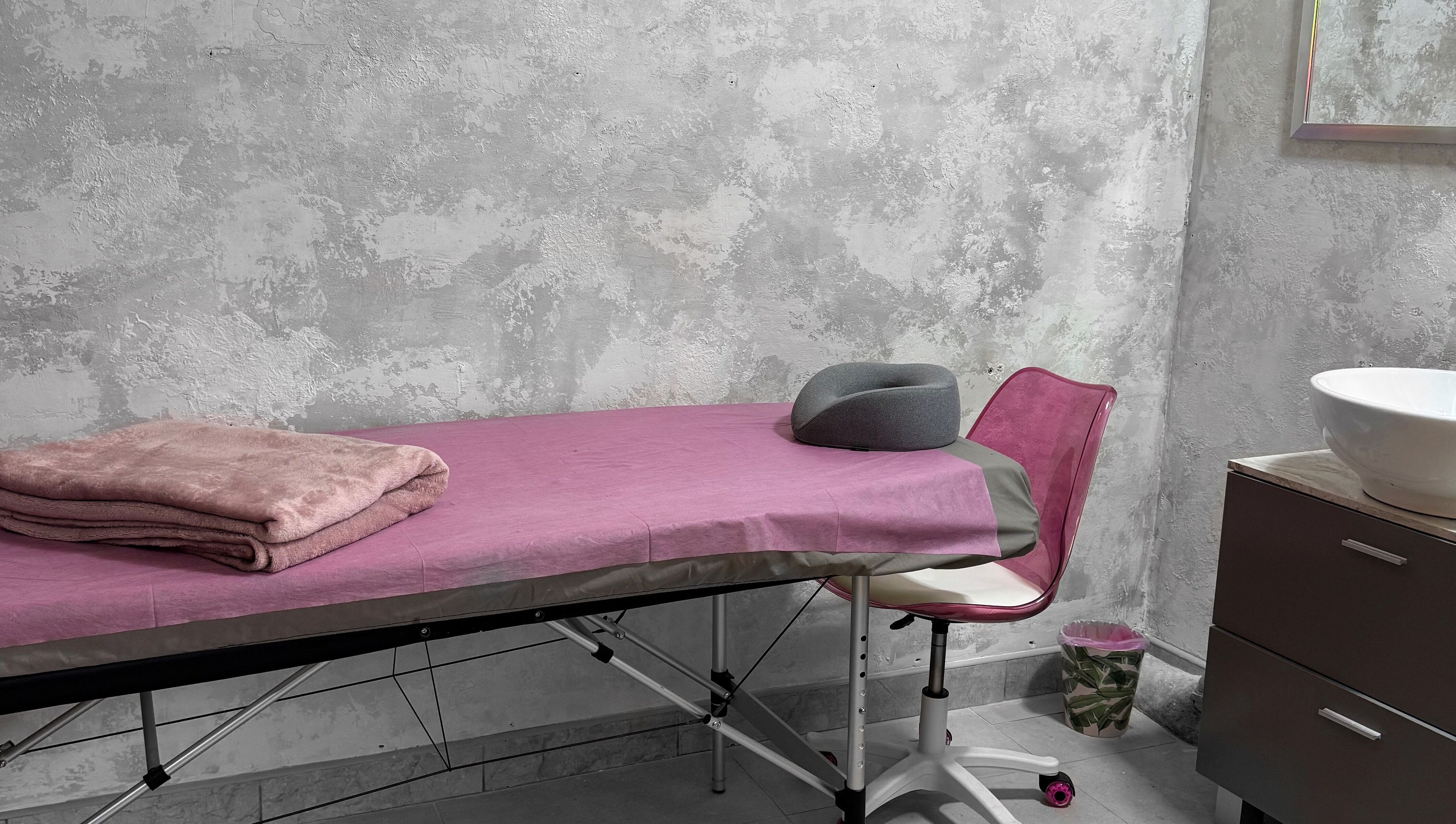 Prabangus masažo kambarys su violetiniu stalu Best Lashes in the City Vilnius, Vilnius, Vilniaus Apskritis, LT.