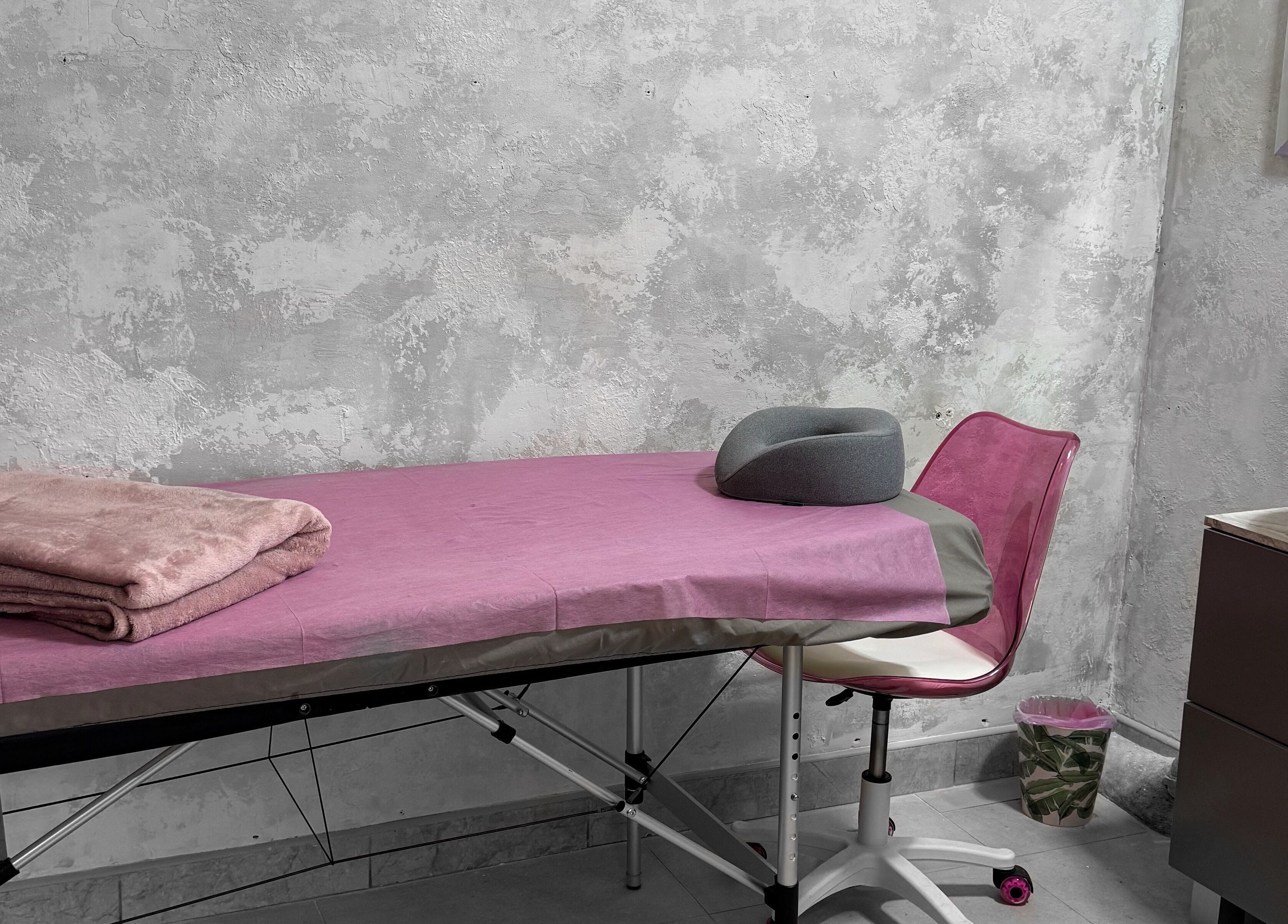 Prabangus masažo kambarys su violetiniu stalu Best Lashes in the City Vilnius, Vilnius, Vilniaus Apskritis, LT.