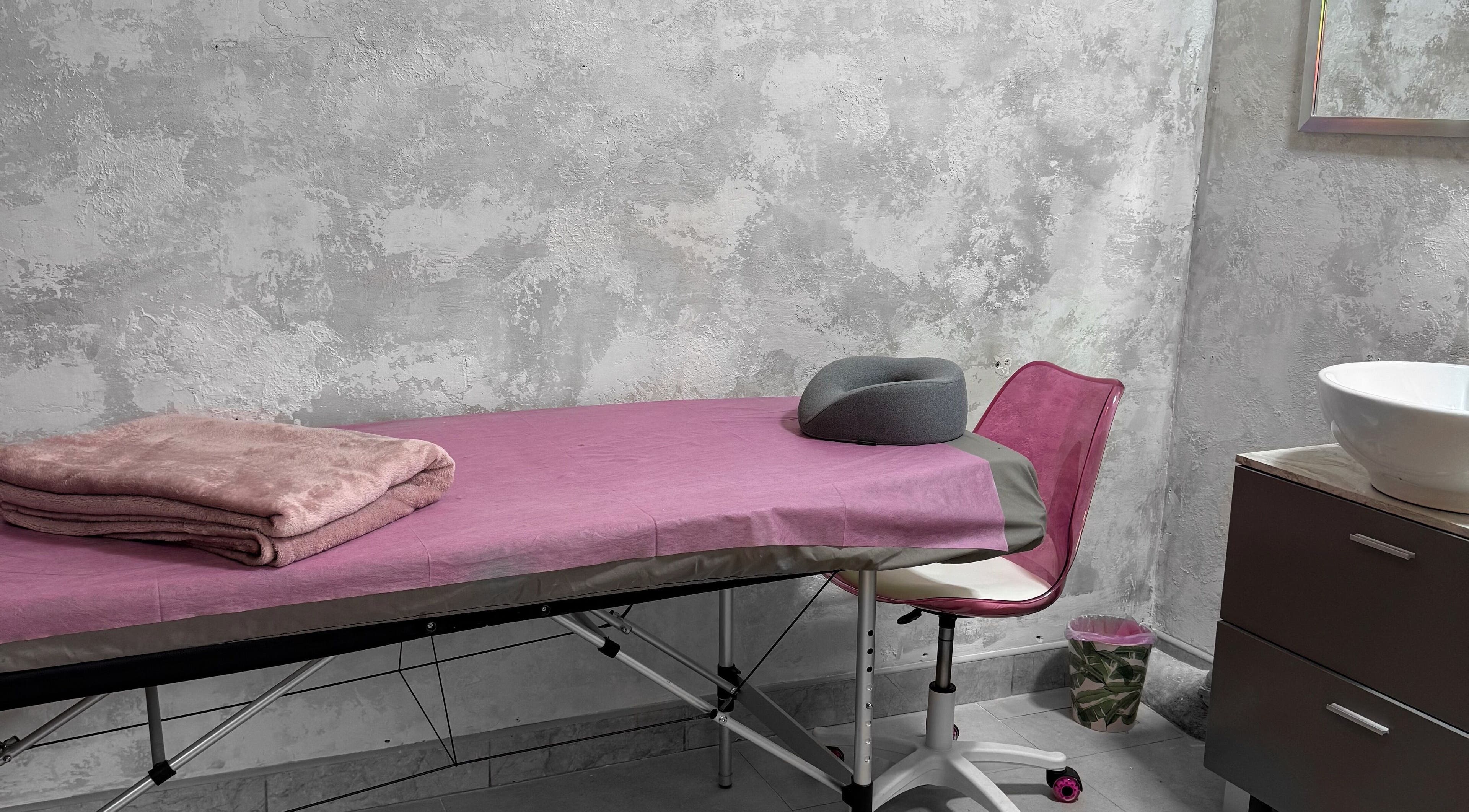 Prabangus masažo kambarys su violetiniu stalu Best Lashes in the City Vilnius, Vilnius, Vilniaus Apskritis, LT.