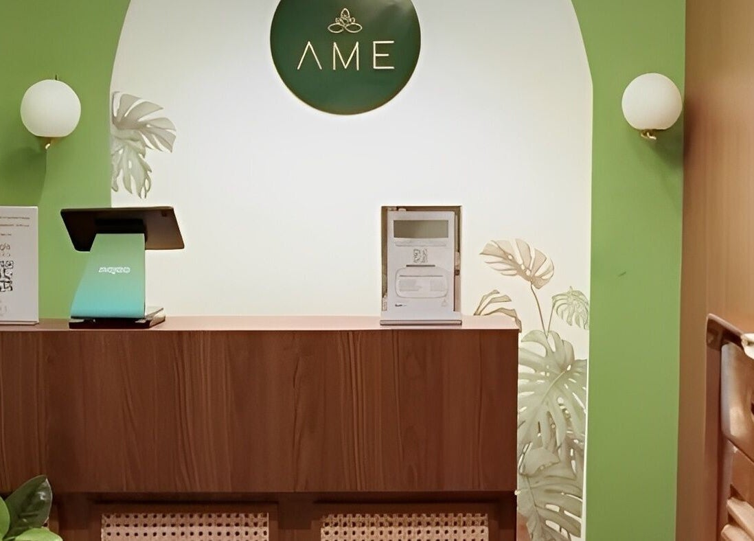 Reception area of Ame Spa Thamrin in Daerah Khusus Ibukota Jakarta, featuring green decor and modern design.