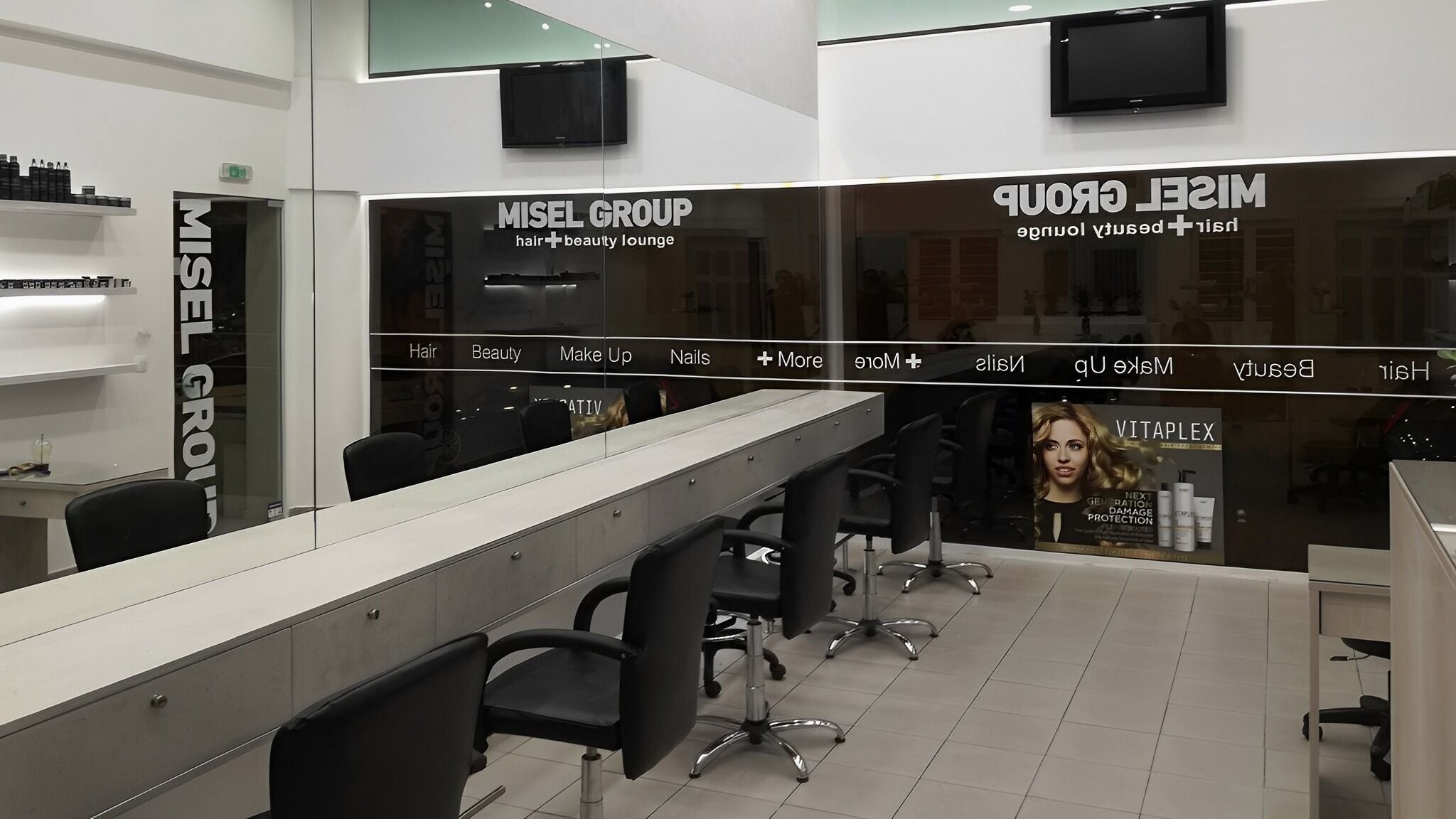 Εσωτερικό του Misel Group Κομμωτήριο Περιστέρι, κομψό και μοντέρνο με πολυτελείς καθρέφτες, Περιστέρι, GR.