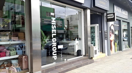 Είσοδος του MISEL GROUP Κομμωτήρια Αιγάλεω με σύγχρονη διακόσμηση, Αιγάλεω, GR.