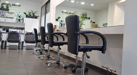 Σαλόνι MISEL GROUP Κομμωτήρια Αιγάλεω με πολυτελείς καθιστικές θέσεις, Αιγάλεω, GR.