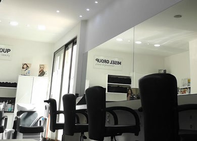 Μοντέρνος εσωτερικός χώρος στο MISEL GROUP Κομμωτήρια Αιγάλεω, Αιγάλεω, GR με καθίσματα και καθρέφτες.